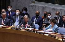 Résztvevők egy csoportja az ENSZ Biztonsági Tanácsának az ukrajnai háború miatt összehívott ülésén a világszervezet New York-i központjában. António Guterres középen
