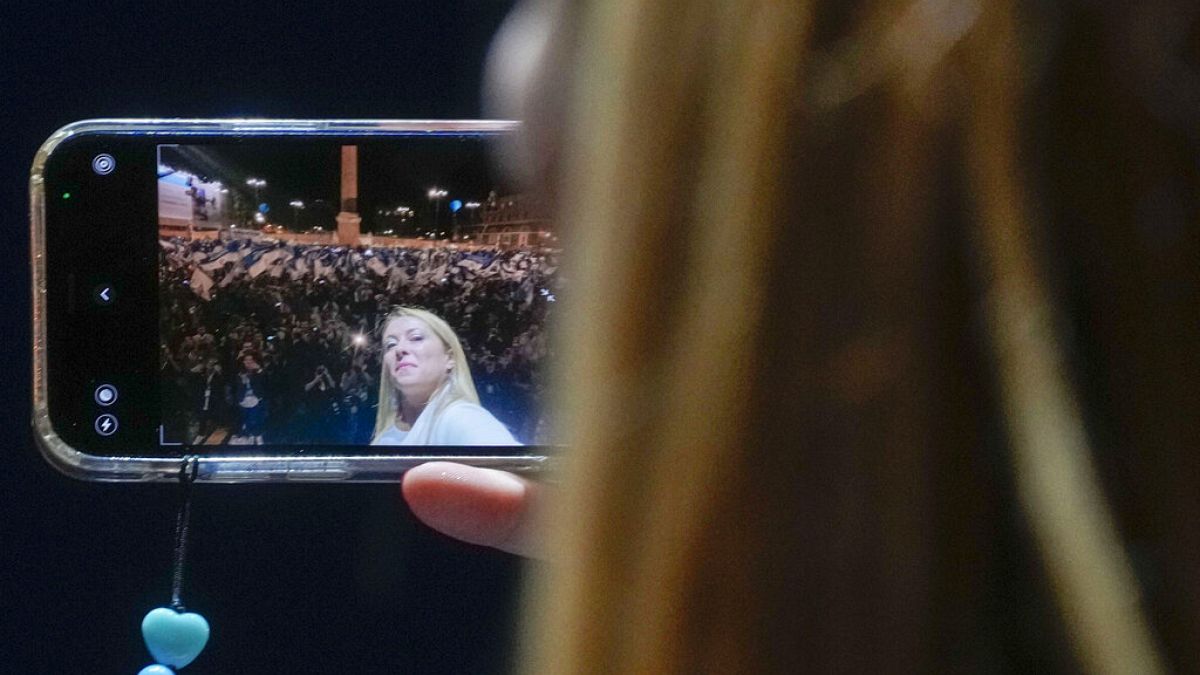 Giorgia Meloni macht ein Selfie bei Abschlusskundgebung in Rom