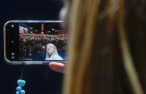 Giorgia Meloni macht ein Selfie bei Abschlusskundgebung in Rom