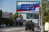 Luhansk'ta üzerinde "Sonsuza kadar Rusya ile" yazan bir reklam panosu
