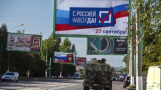 Carteles a favor de la anexión a Rusia en la autoproclamada República Popular de Lugansk (Ucrania).