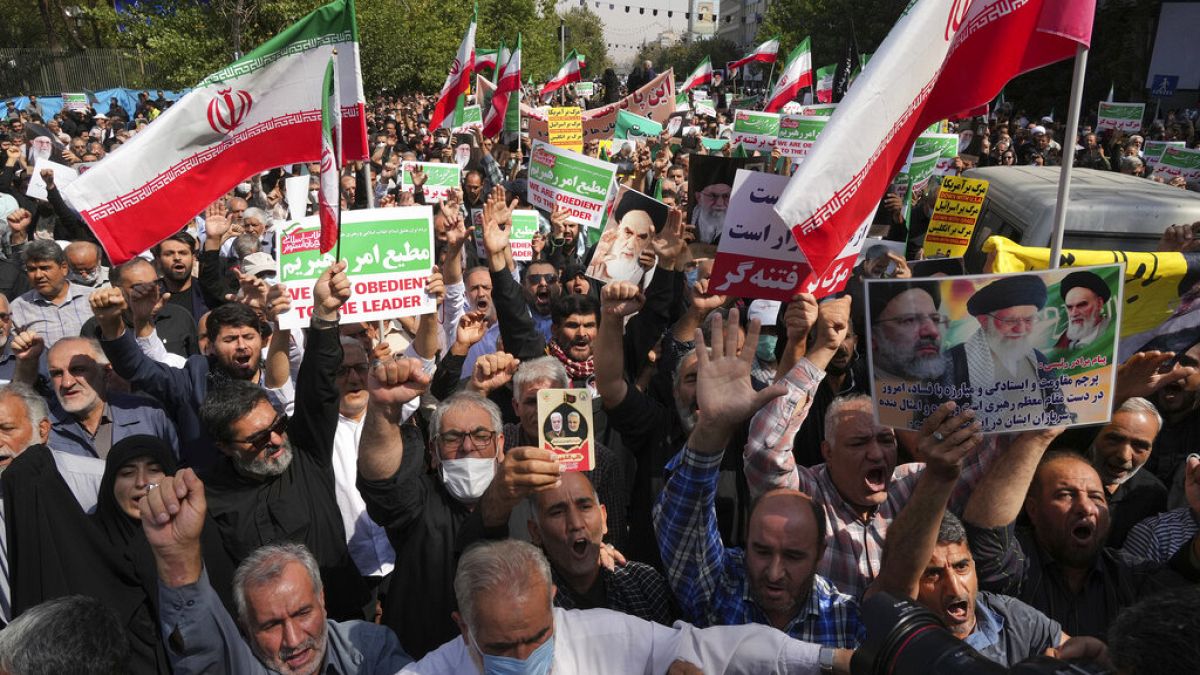 Unterstützer der iranischen Regierung gehen nach dem Freitagsgebet auf die Straßen Teherans. Eine Reaktion auf regierungskritische Proteste, die seit dem Wochenende anhalten.