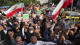 Unterstützer der iranischen Regierung gehen nach dem Freitagsgebet auf die Straßen Teherans. Eine Reaktion auf regierungskritische Proteste, die seit dem Wochenende anhalten.