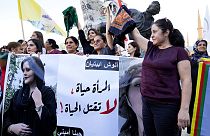 Иранские женщины в знак протеста снимают хиджабы и остригают волосы