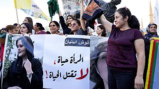 Tüntetők Mahsa Amini fényképével Bejrút belvárosában