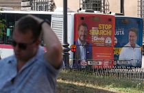 Предвыборные плакаты "Лиги Севера" (слева) и "Движения пяти звезд" (справа) на автобусах в Риме (сентябрь 2022 г.)