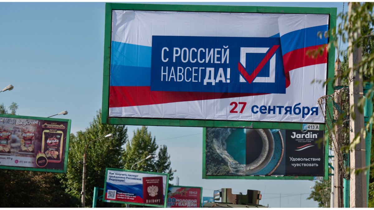 لوحة كتب عليها: "مع روسيا إلى الأبد، 27 سبتمبر"، قبل الاستفتاء في لوغانسك 