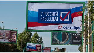 لوحة كتب عليها: "مع روسيا إلى الأبد، 27 سبتمبر"، قبل الاستفتاء في لوغانسك