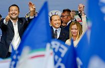 Matteo Salvini, Silvio Berlusconi és Giorgia Meloni az olasz jobboldali blokk egyik kampányrendezvényén 
