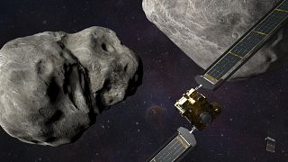 Ilustração da sonda da NASA DART a caminho do asteróide Dimorphos