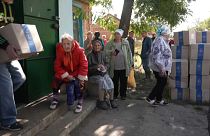 Residentes de Lebyazhe, na região de Kharkiv, aguardam distribuição de comida pelo Programa Alimentar Mundial (PAM) da ONU