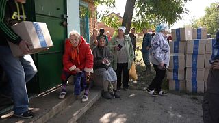 Residentes de Lebyazhe, na região de Kharkiv, aguardam distribuição de comida pelo Programa Alimentar Mundial (PAM) da ONU