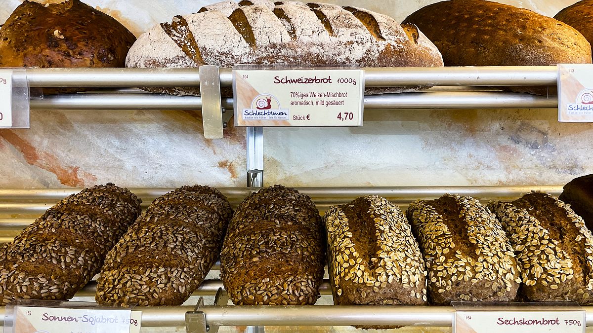 مخبوزات معروضة للبيع في مخبز عائلة شليشتريمين في كولونيا، ألمانيا. 