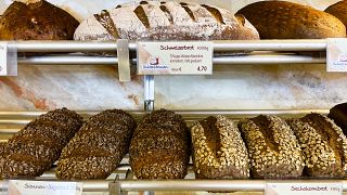 مخبوزات معروضة للبيع في مخبز عائلة شليشتريمين في كولونيا، ألمانيا.