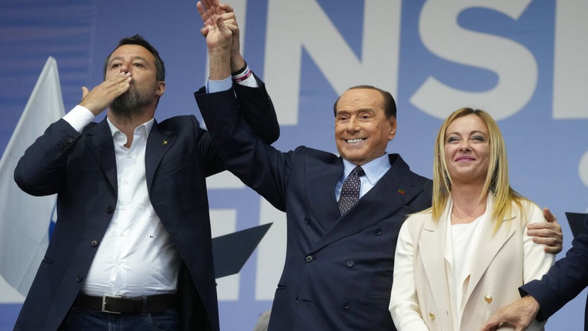 Berlusconi seçimlere sağcı liderler Mattoe Salvini ve Giorgia Meloni ile ittifak halinde giriyor