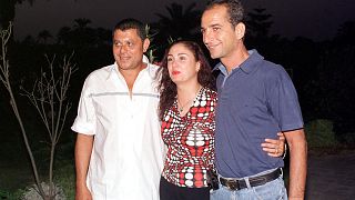 الفنانون المصريون هشام سليم وشيرين والمخرج هاني لاشين خلال تصوير المسلسل التلفزيوني "طيور الشمس" في الجيزة، جنوب القاهرة، مصر، 20 سبتمبر 2001.