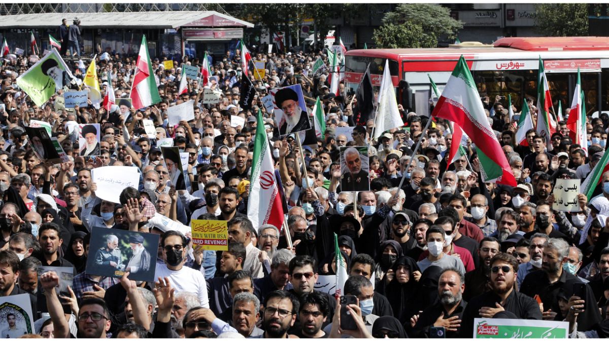 تظاهرات حاشدة في إيران دعما للحجاب