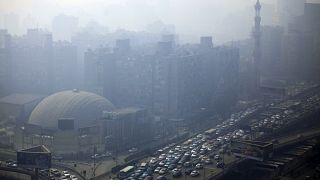 تلوث الهواء وازدحام مروري في شوارع القاهرة، مصر.
