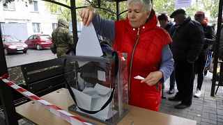 Una mujer vota durante un referéndum en un colegio electoral móvil en Mariupol, República Popular de Donetsk, controlada por los separatistas respaldados por Rusia
