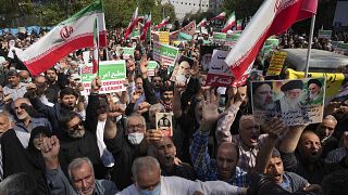 Kormánypárti tüntetők pénteken Teheránban
