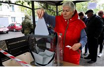 امرأة تدلي بصوتها خلال استفتاء في مركز اقتراع متنقل في ماريوبول 23/09/2022