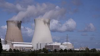 Deux des quatre réacteurs nucléaires de la centrale de Doel, située dans le port d'Anvers, en Belgique, le 19 septembre 2022 