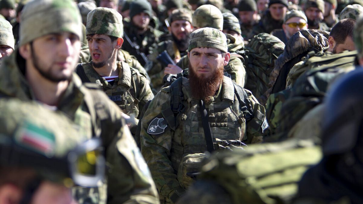 Tschetschenische Soldaten bei einer Rede von Ramsan Kadyrow in Grosny
