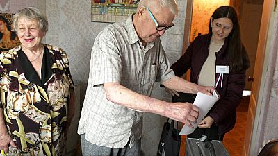 Ζευγάρι ηλικιωμένων ψηφίζει στο διαμέρισμά του στο Dokuchaevsk του Ντόνετσκ