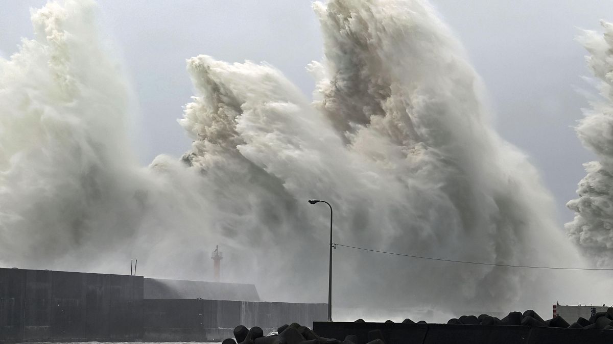 الإعصار "نانمادول" يضرب جنوب غرب اليابان 