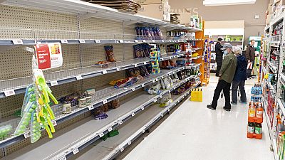 Пустые полки магазинов в Атлантической Канаде, где готовятся встретить шторм "Фиону"