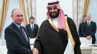 الرئيس الروسي فلاديمير بوتين إلى جانب ولي العهد السعودي محمد بن سلمان