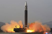 كوريا الشمالية تطلق صاروخ بالستي متوسط وطويل المدى من طراز هواسونغ-12
