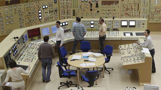 Operátorok ellenőrzik az adatokat a Brüsszeltől délkeletre fekvő Tihange atomerőmű szimulációs vezérlőtermében 2011. március 16-án,