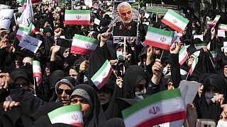 Fejkendő-tüntetések Iránban 
