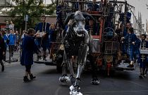 Schauspielerin spielt mit Xolo, der 300 kg schweren Hundemarionette des Straßentheaterensembles Royal de Luxe in Villeurbanne