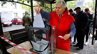 Mariupol'de kurulan gezici sandıkta Rusya'ya katılım referandumu için oy kullananlar