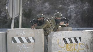 جنود إسرائيليون يتخذون مواقعهم عند حاجز بالقرب من مدينة نابلس بالضفة الغربية