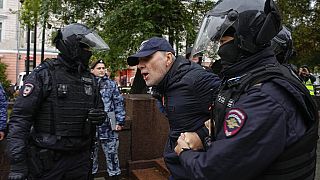 Un opposant à la mobilisation des réservistes, décrétée par le Kremlin pour aller combattre en Ukraine, arrêté à Moscou le 24 septembre.