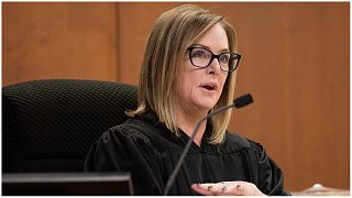 القاضية كيلي جونسون تترأس جلسة استماع في محكمة مقاطعة بيما العليا في توكسون، أريزونا 23/09/2022