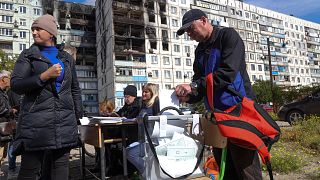 Bureau de vote mobile à Marioupol, dans la République populaire de Donetsk, contrôlée par les séparatistes prorusses, le samedi 24 septembre 2022.