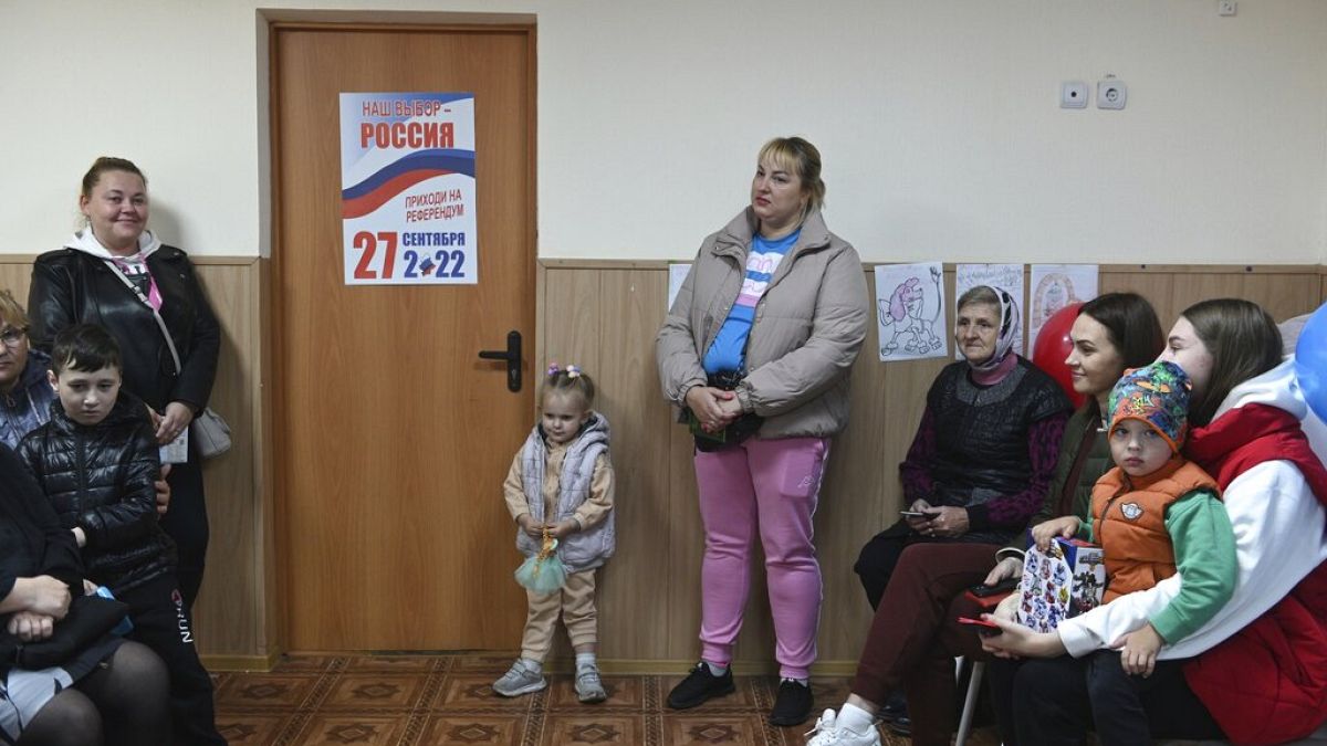 Ουκρανοί περιμένουν να ψηφίσουν 