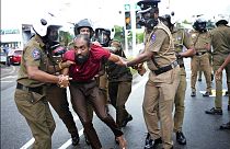 Polícia detém manifestante em Colombo, Sri Lanka