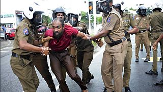 Polícia detém manifestante em Colombo, Sri Lanka