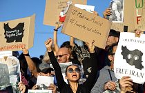 Manifestantes gritaram slogans durante um protesto contra a morte de Mahsa Amini, este sábado, em Atenas, na Grécia