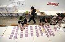 Préparation des bulletins de vote pour les élections législatives dans un bureau de vote dans une école à Rome, samedi 24 septembre 2022.