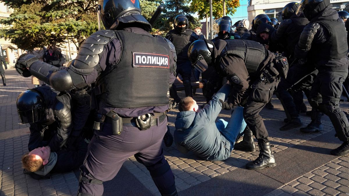 الشرطة الروسية تعتقل متظاهرين احتجاجا على التعبئة في سان بطرسبرغ، روسيا، السبت 24 سبتمبر 2022