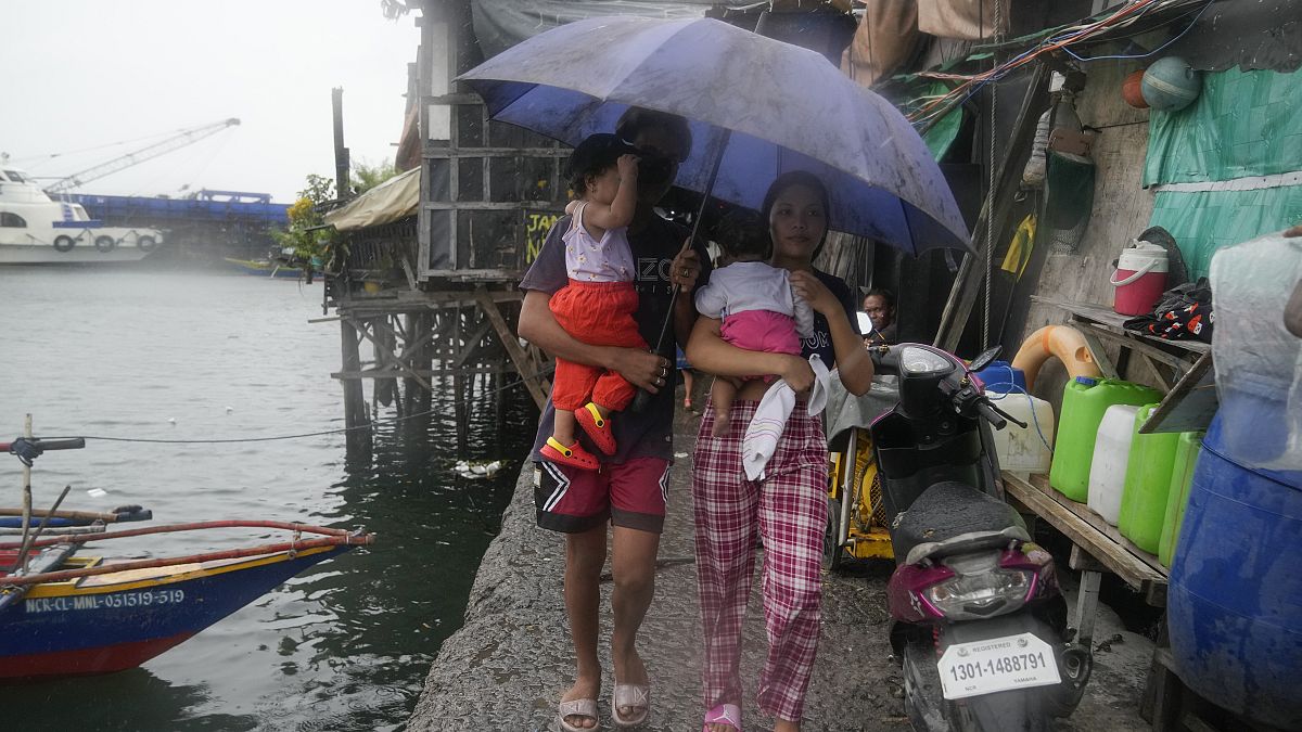 In Tondo nahe Manila bringen sich Menschen vor dem Eintreffen ds Taifuns in Sicherheit.