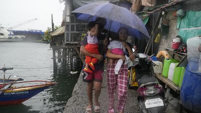 In Tondo nahe Manila bringen sich Menschen vor dem Eintreffen ds Taifuns in Sicherheit.