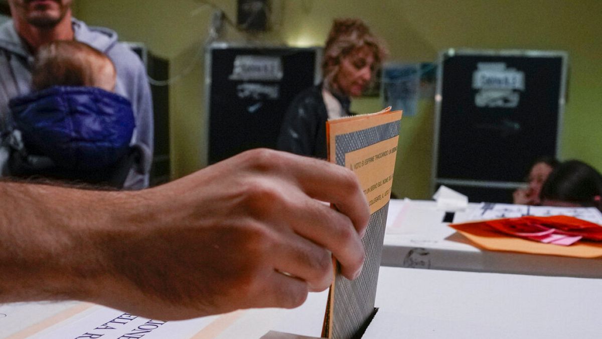 voto in un seggio elettorale a Roma, domenica 25 settembre 2022