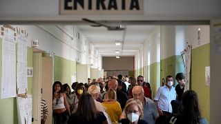 Fila para as assembleias de voto nas Eleições Legislativas de Itália